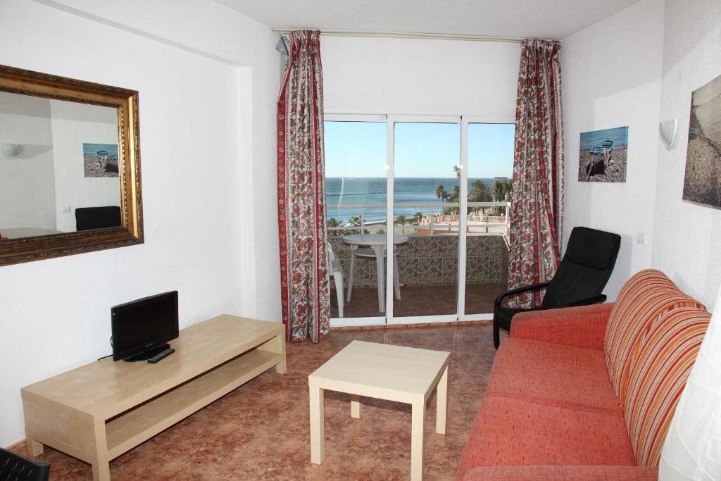 A television and/or entertainment centre at JSM Apartamentos