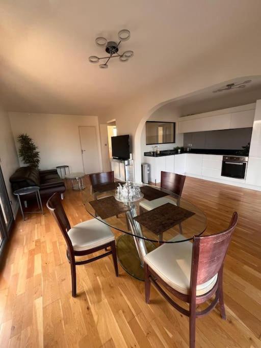 une cuisine et une salle à manger avec une table et des chaises dans l'établissement Grand appartement 4 personnes à 150m de la plage, au Barcarès