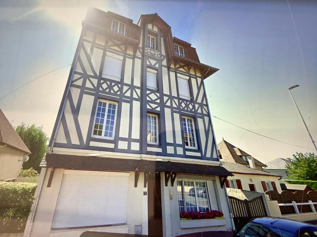 un bâtiment noir et blanc avec dans l'établissement Studio Rousseau, à Deauville