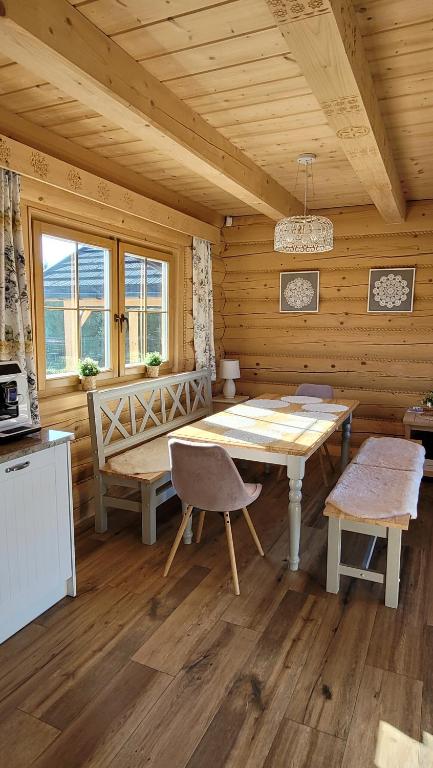 Kuchyňa alebo kuchynka v ubytovaní Górskie Przysiółki w Koniakowie - Dom z bala KORONKA
