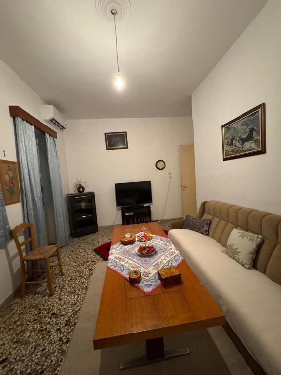 TV a/nebo společenská místnost v ubytování Το σπίτι της γιαγιάς