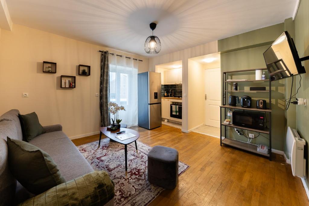 un salon avec un canapé et une table dans l'établissement Green Dream Proximite Paris & Disneyland, à Villiers-sur-Marne