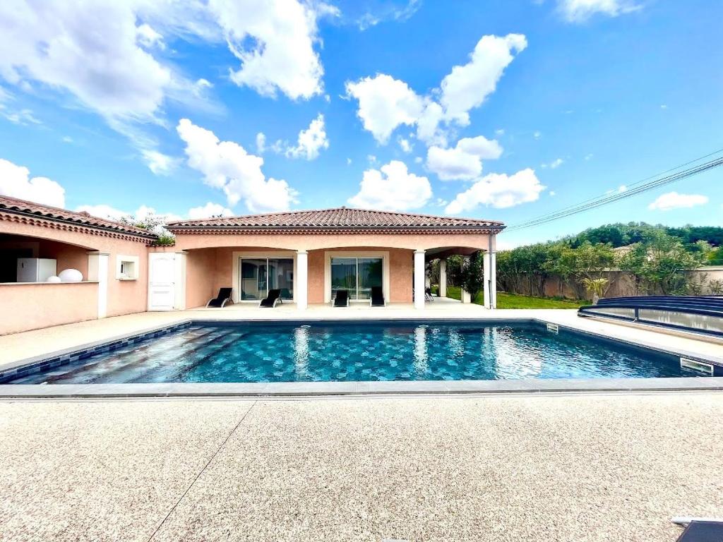 Πισίνα στο ή κοντά στο Private swimming pool & jacuzzi magnifique villa provençale