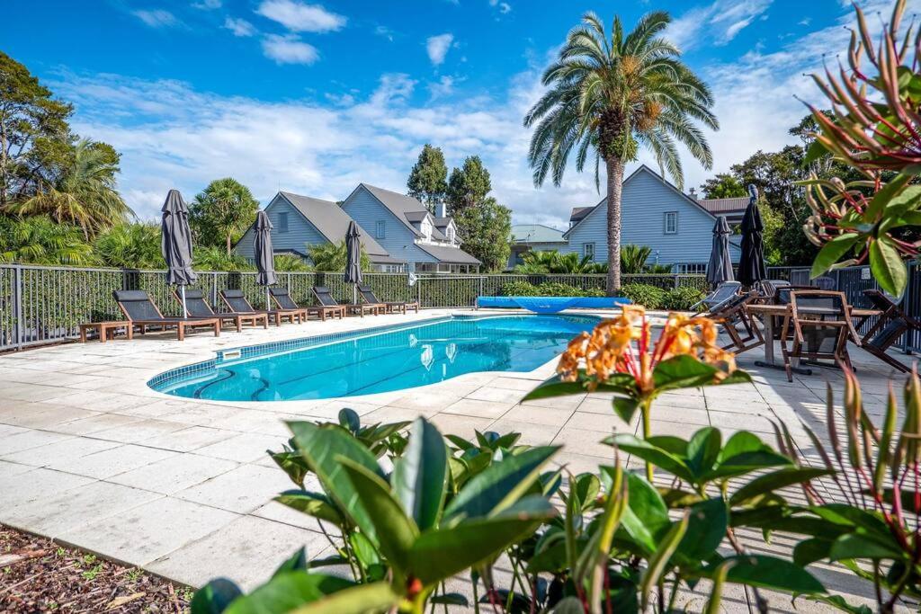 Bazén v ubytování Beach Cottage Russell - Pool, Spa, Location nebo v jeho okolí