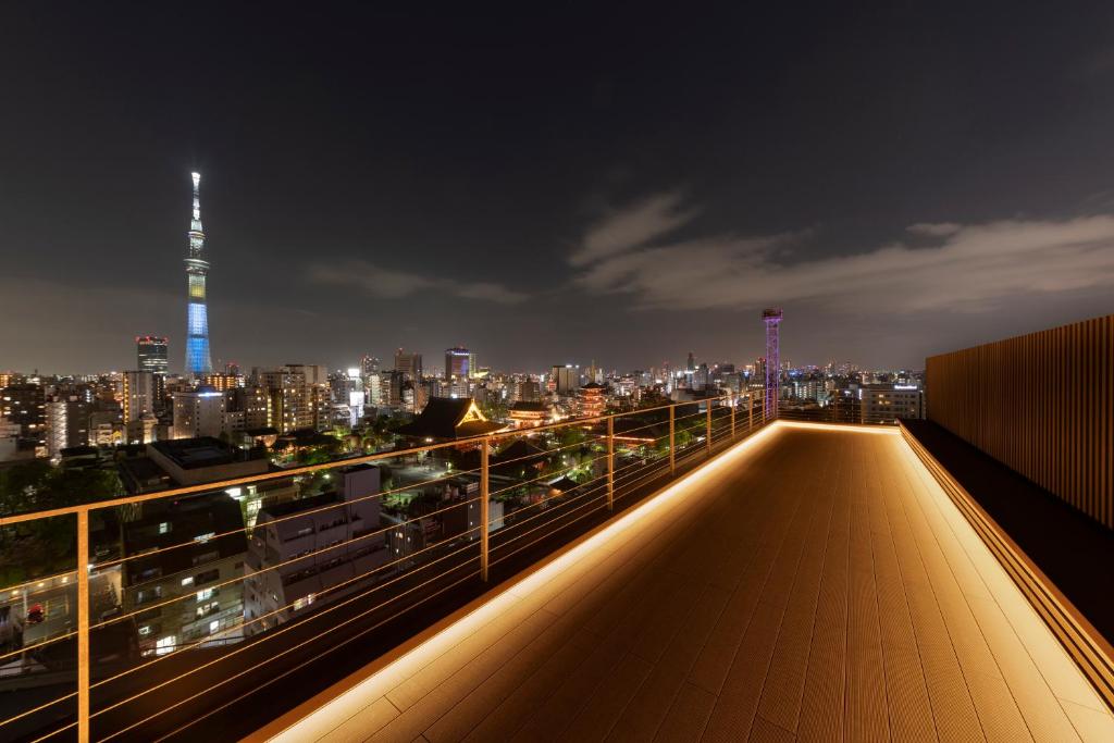 東京にあるThe Kanzashi Tokyo Asakusaの夜の街のスカイラインの眺め