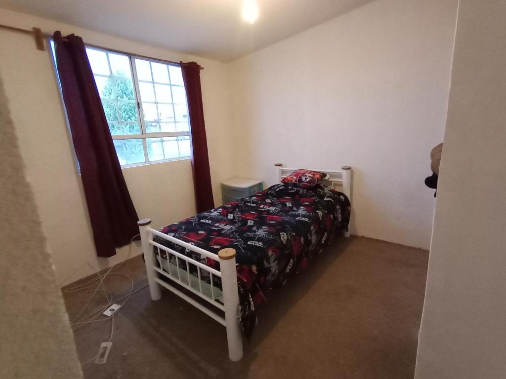 un dormitorio con una cama y una ventana en Casa Monry, en San Antonio La Isla
