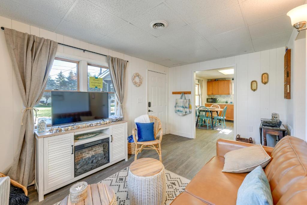 Photo de la galerie de l'établissement Steps to Beach Lake Erie Cottage with Fire Pit!, à Irving