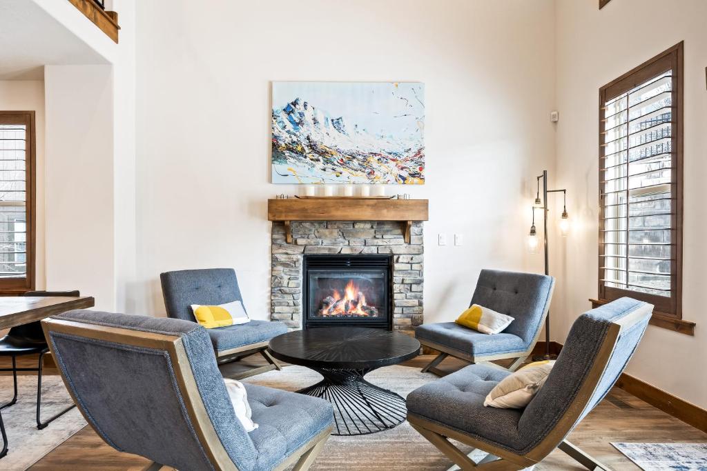 Gallery image of Luxurious Stay, 8min Drive to Deer Valley, Private Hot Tub, Parking for 3 Cars, Sleeps 18! in Kamas