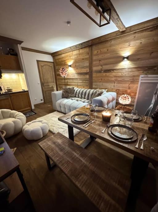un salon avec un canapé et une table dans l'établissement ARC 1950 HAMEAU du GLACIER 306, à Arc 1950