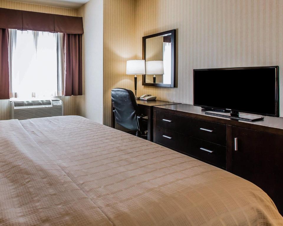 Quality Inn Rosemead-Los Angeles - Suite, 1 King Bed With Sofa Bed, Non Smoking