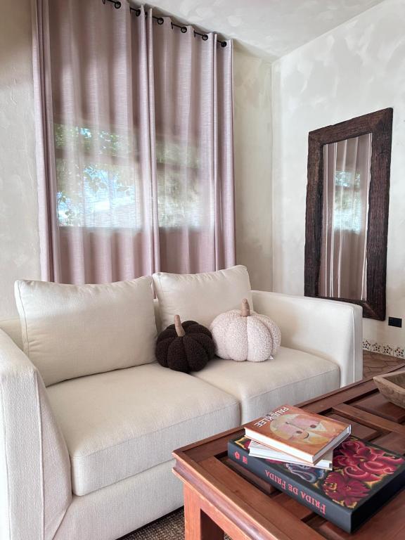 un salon avec un canapé blanc et une table basse dans l'établissement Villa Malaquita, à San Miguel de Allende