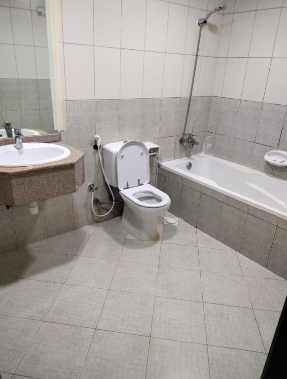 Bany a Elegant Sea View Bedroom with Shared Balcony and WC, Spacious and Serene Retreat - ROOM INSIDE APARTMENT