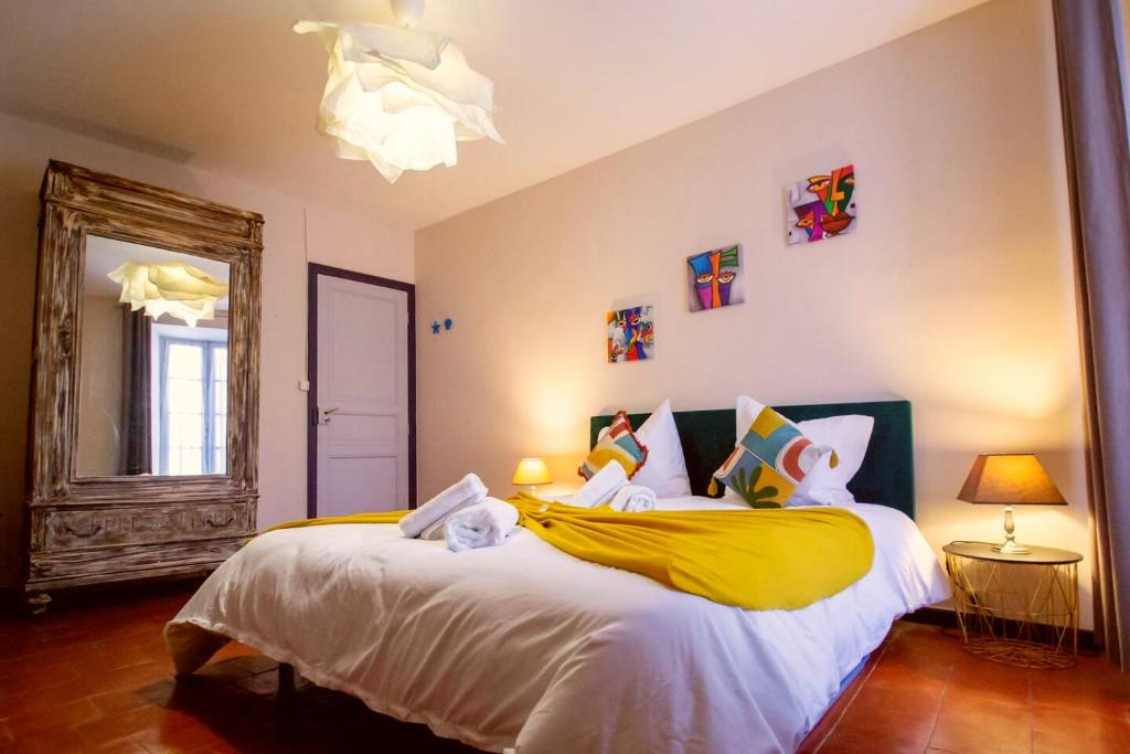 Ένα ή περισσότερα κρεβάτια σε δωμάτιο στο La Maison Bleue