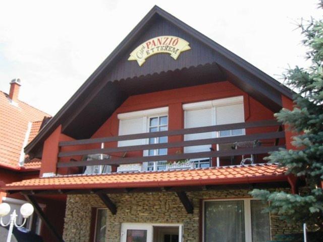 um edifício com um sinal em cima em Csini Panzió Drinkbár em Gyál