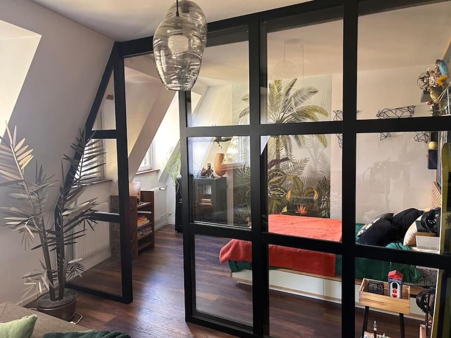 Cette chambre dispose d'une porte en verre avec un lit. dans l'établissement Appartement carré or Strasbourg, à Strasbourg