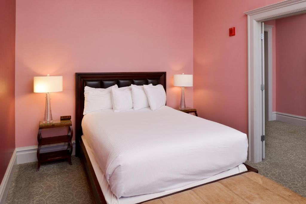Postel nebo postele na pokoji v ubytování Montvale Hotel