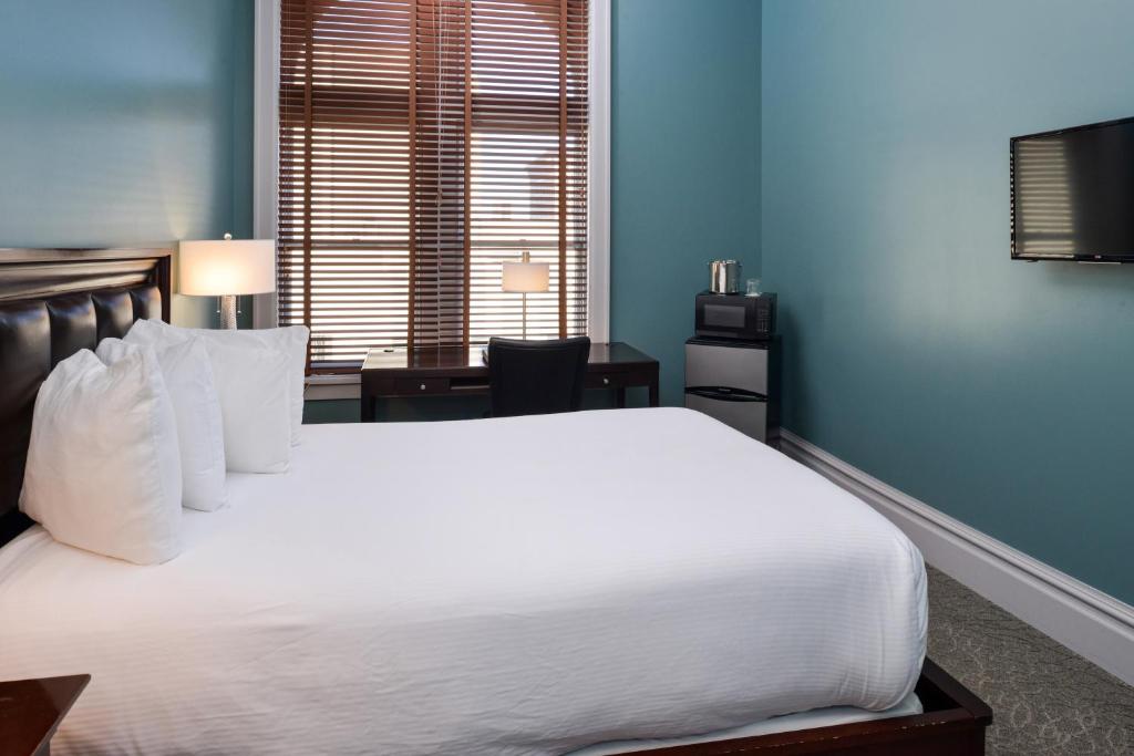 Montvale Hotel - 