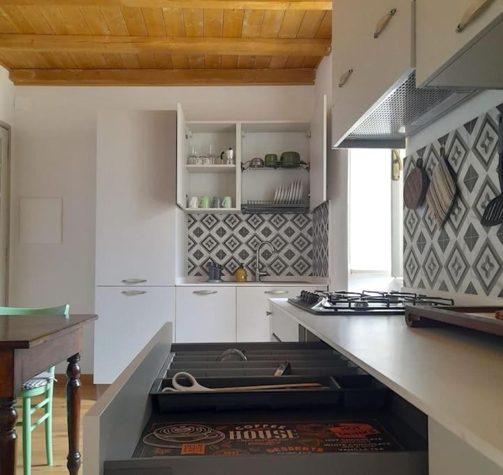 Kuchyň nebo kuchyňský kout v ubytování Rifugio al Borgo
