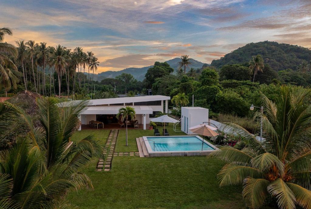 una vista aerea di una casa con piscina di Ayanna Beach Front Heaven a La Libertad