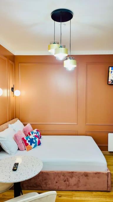 une chambre avec un grand lit et une table dans l'établissement Chic appartement en plein cœur de Paris, à Paris