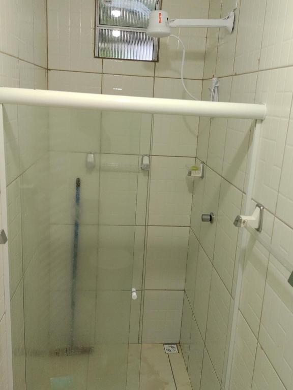 een douche met een glazen deur in een badkamer bij Fazenda Riachão in Pojuca