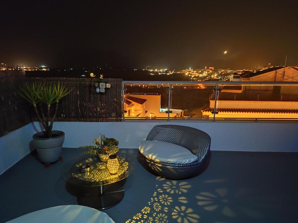 A balcony or terrace at ÁTICO RILQUE, Apartamentos Independientes con Jacuzzi Privado y Terraza en Ronda