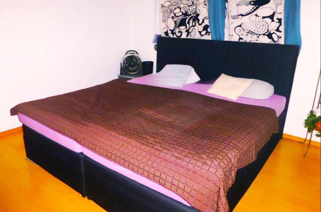 a bedroom with a large bed in a room at CITY APP # 2 ZKDB auf 68qm # Etage 4 im Hochhaus mit Aufzug # Ideal für Dates & Monteure & Abenteurer in Mönchengladbach