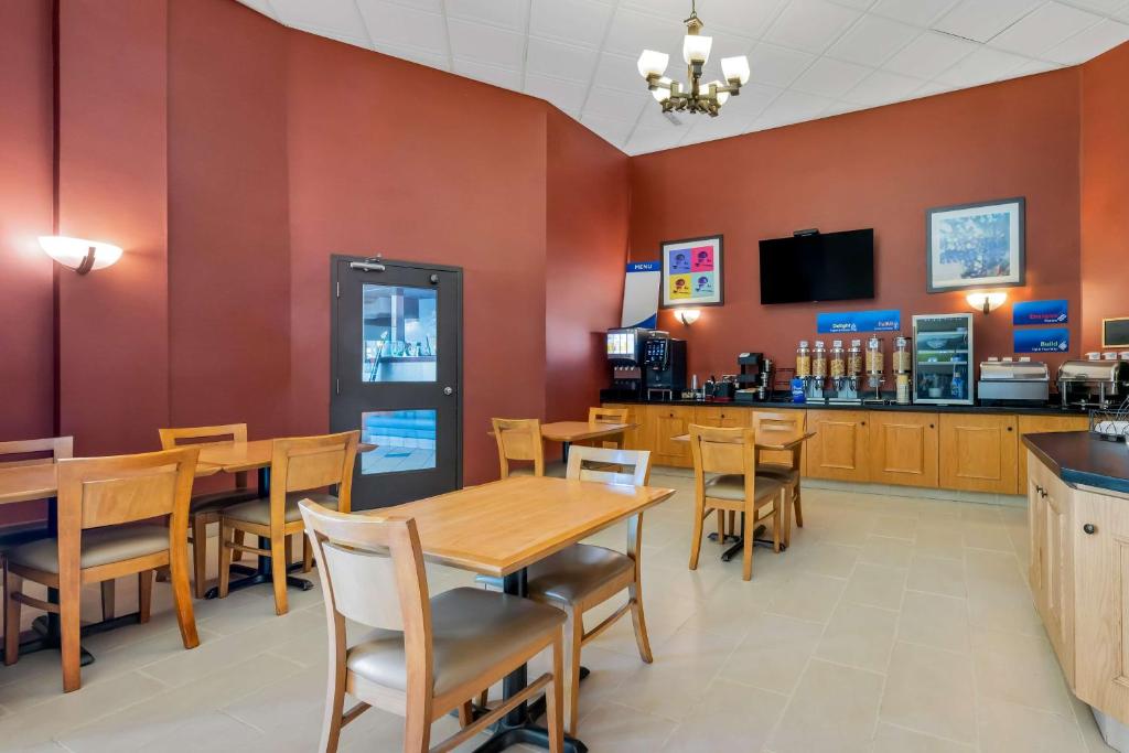 TV a/nebo společenská místnost v ubytování Best Western of Olds