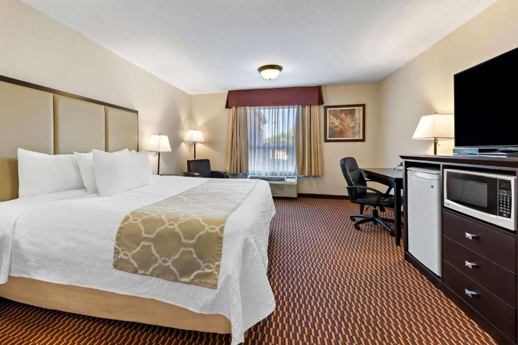 Postel nebo postele na pokoji v ubytování Best Western of Olds