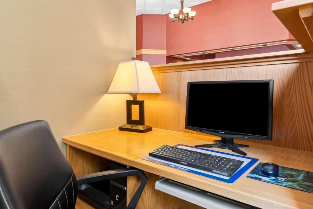 TV a/nebo společenská místnost v ubytování Best Western of Olds