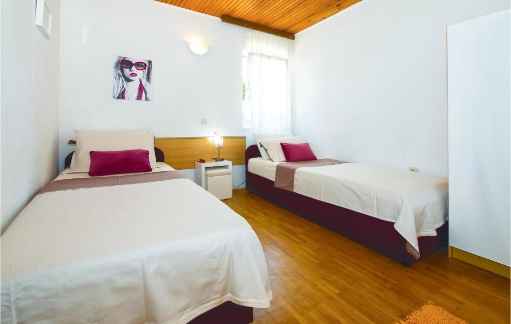 Posteľ alebo postele v izbe v ubytovaní Cozy Home In Okrug Gornji With Sauna