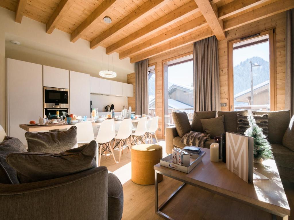 un salon avec une table et une salle à manger dans l'établissement Chalet in Megève with Mont-Blanc Views, à Praz-sur-Arly