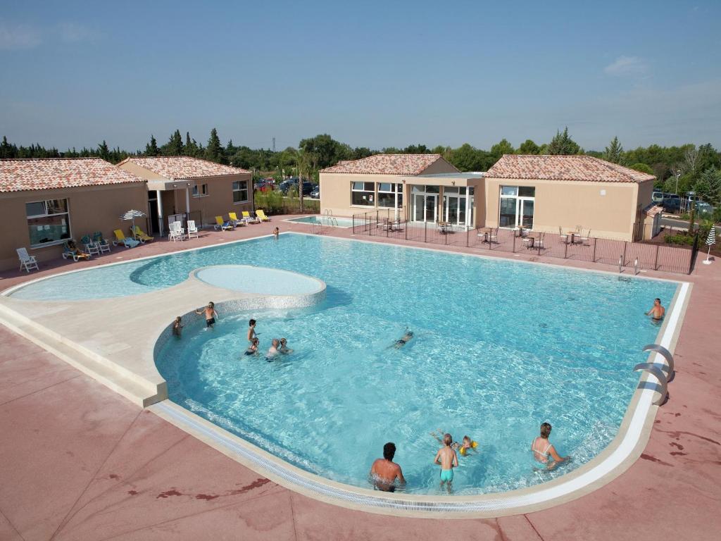 un groupe de personnes dans une piscine dans l'établissement Terraced House in Provence near Mont-Ventoux, à Aubignan