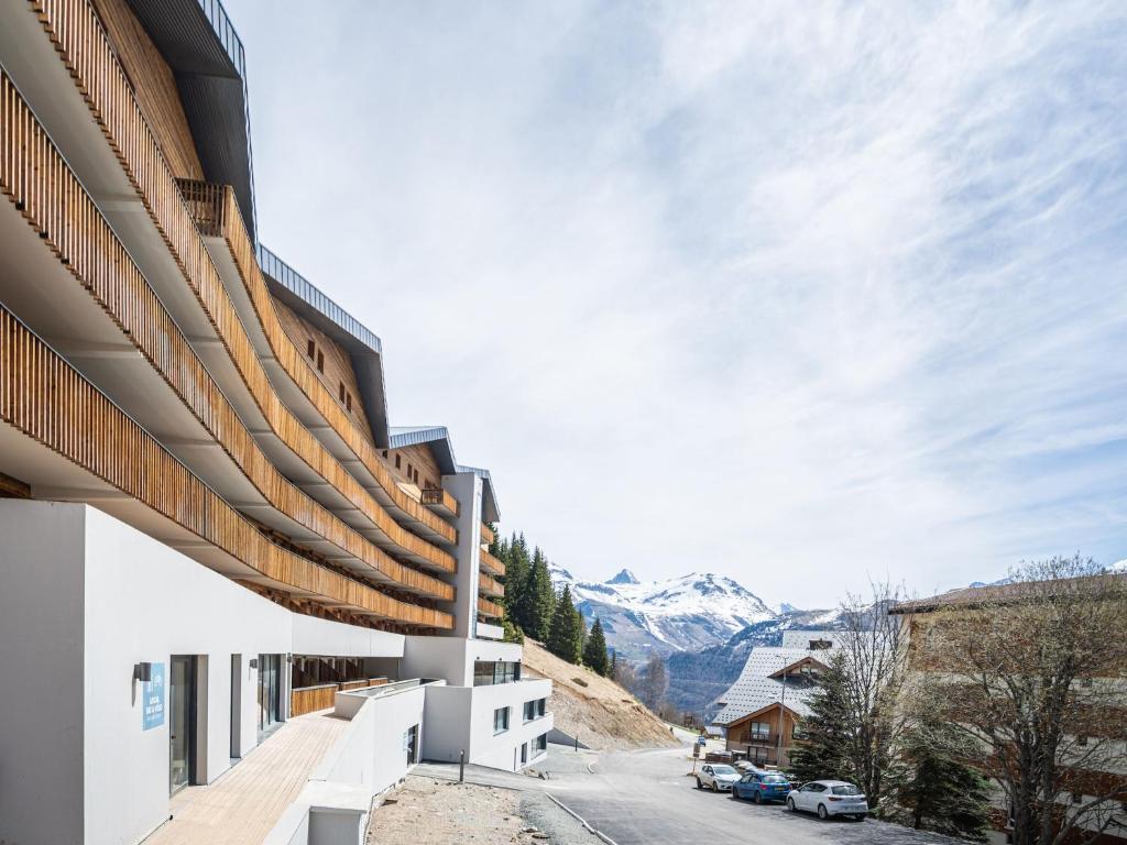 - un bâtiment avec vue sur les montagnes dans l'établissement Chalet Apartment in Auris with Scenic Views, à L'Alpe-d'Huez