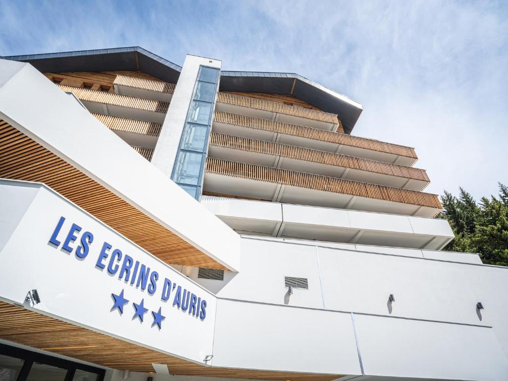 un montage du village apprenant des lies dans l'établissement Chalet Apartment in Auris with Scenic Views, à L'Alpe-d'Huez