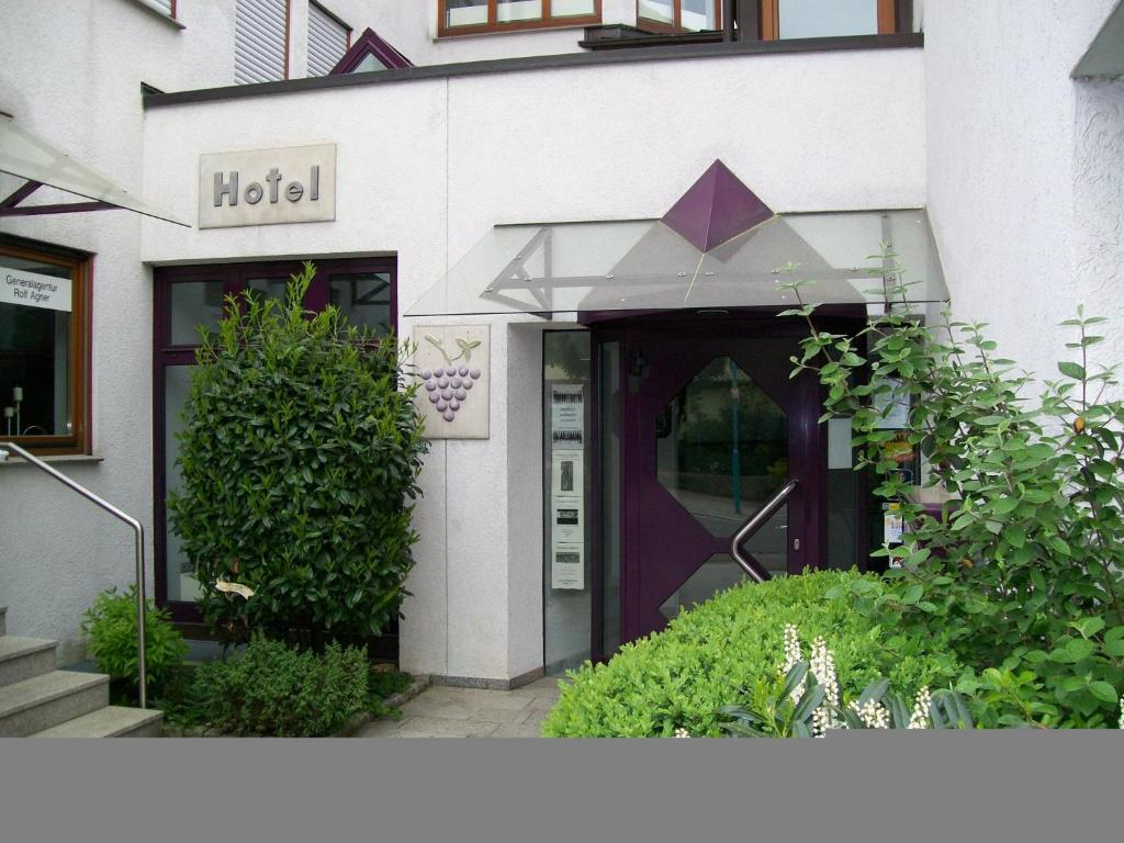 una entrada de hotel con una puerta morada en un edificio en Hotel Gasthof Traube, en Kernen