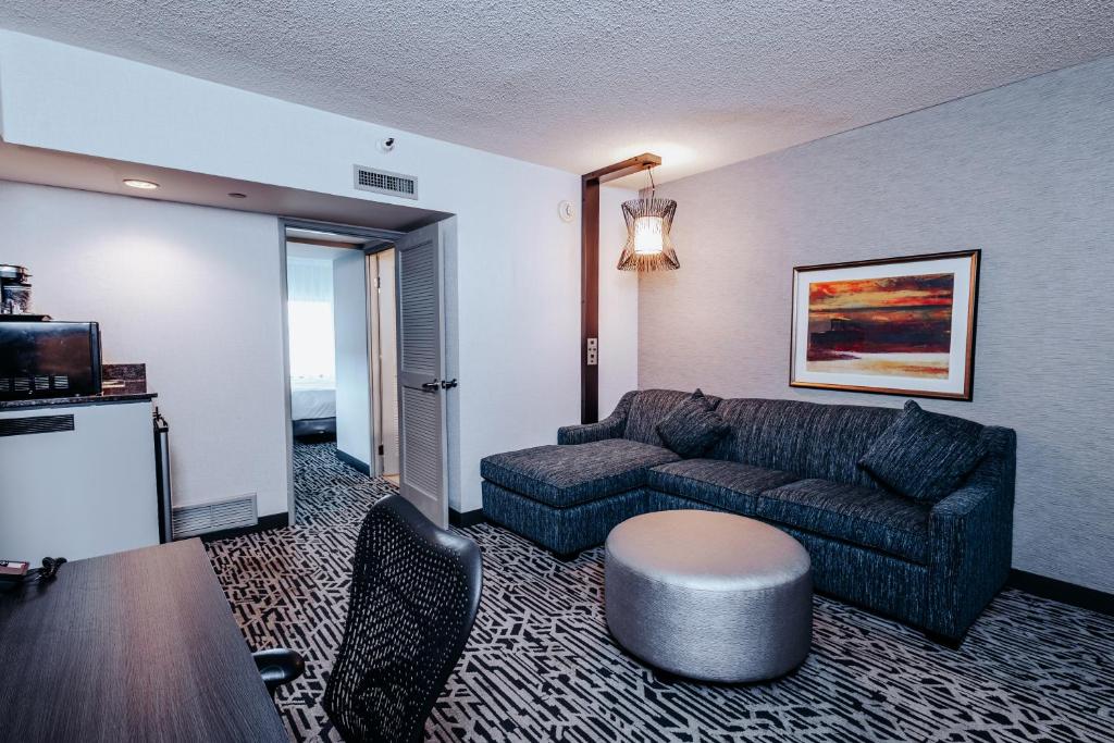 DoubleTree Suites by Hilton Hotel & Conference Center Chicago-Downers Grove photo