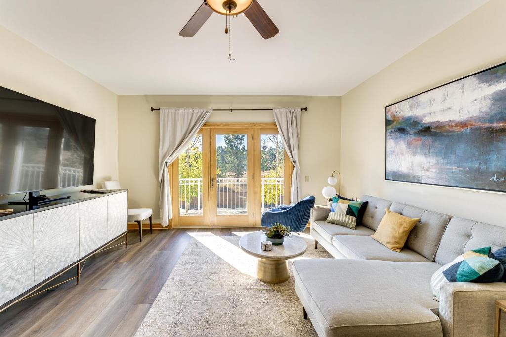 Μια τηλεόραση ή/και κέντρο ψυχαγωγίας στο Condo with Balcony More Than 2 Mi to Angel Fire Resort!