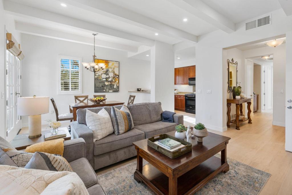 Χώρος καθιστικού στο H90 Single Story Townhome Near Beautiful Fountain Condo