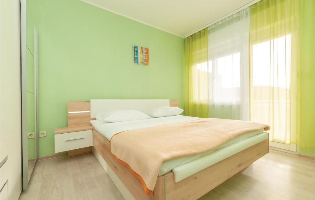 Postel nebo postele na pokoji v ubytování Holiday Home Dolac With Sea View 06