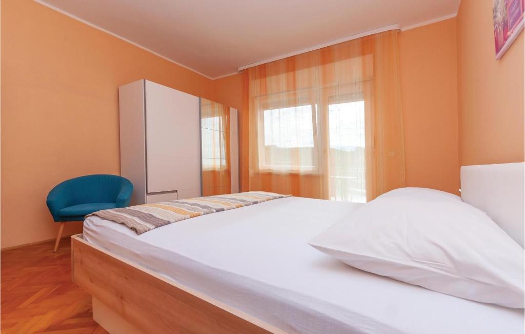 Postel nebo postele na pokoji v ubytování Holiday Home Dolac With Sea View 06