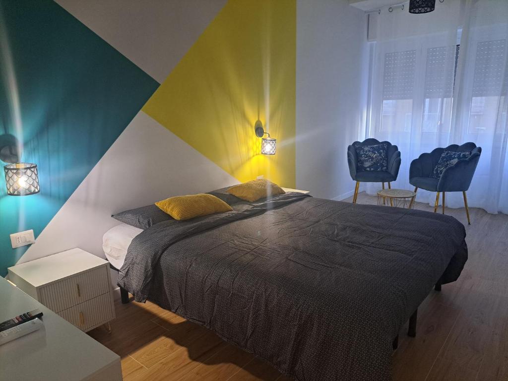 una camera da letto con un grande letto con una parete colorata di DaBrieBra Vaticano a Roma