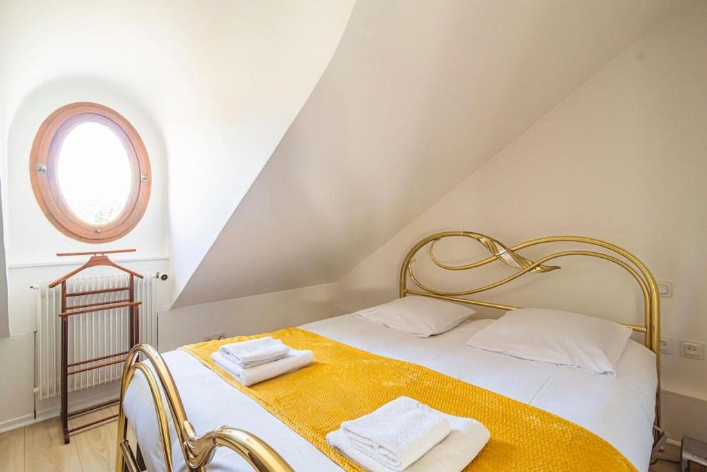 une chambre avec un lit avec deux serviettes dessus dans l'établissement Clocher de la Cathedrale de Reims, à Reims