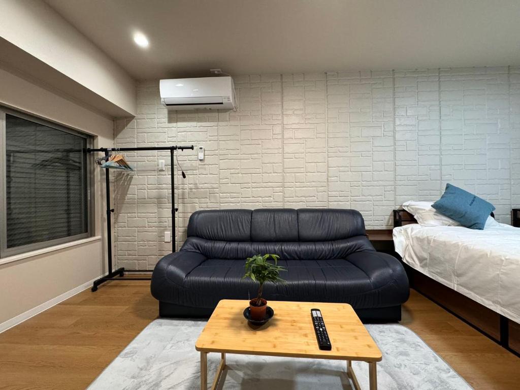 Postel nebo postele na pokoji v ubytování Comfy House Namba