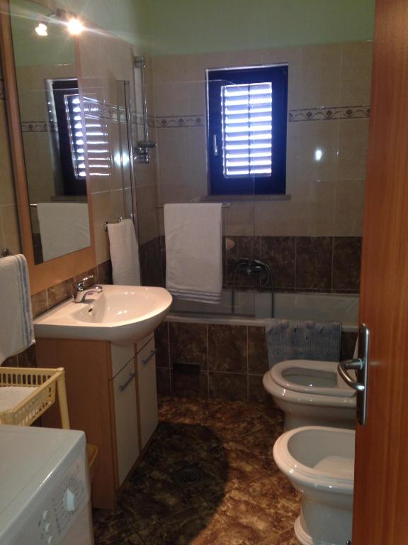 Ein Badezimmer in der Unterkunft Apartments Villa Kristina
