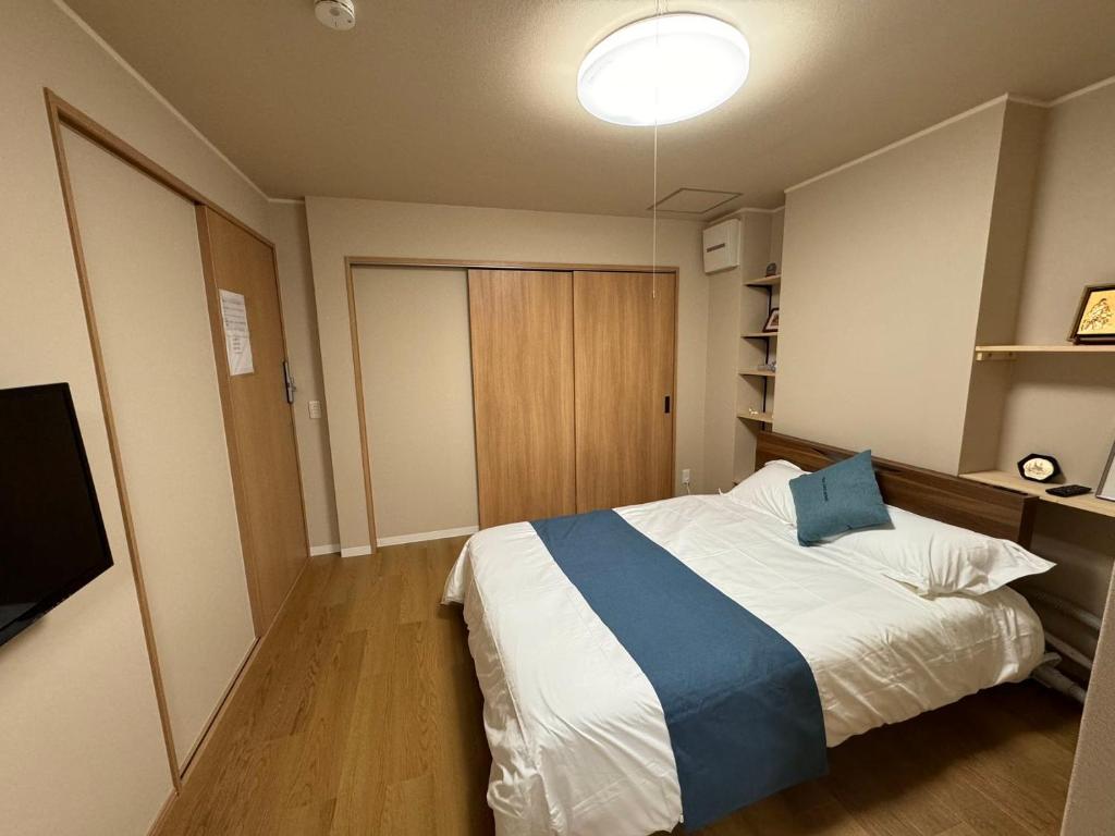 Postel nebo postele na pokoji v ubytování Comfy House Namba