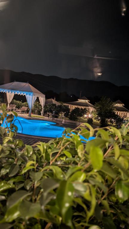 Bazén v ubytování Ananda Resort nebo v jeho okolí