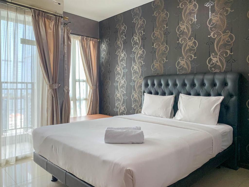 Ένα ή περισσότερα κρεβάτια σε δωμάτιο στο Comfort 1BR Apartment at Thamrin Residence By Travelio