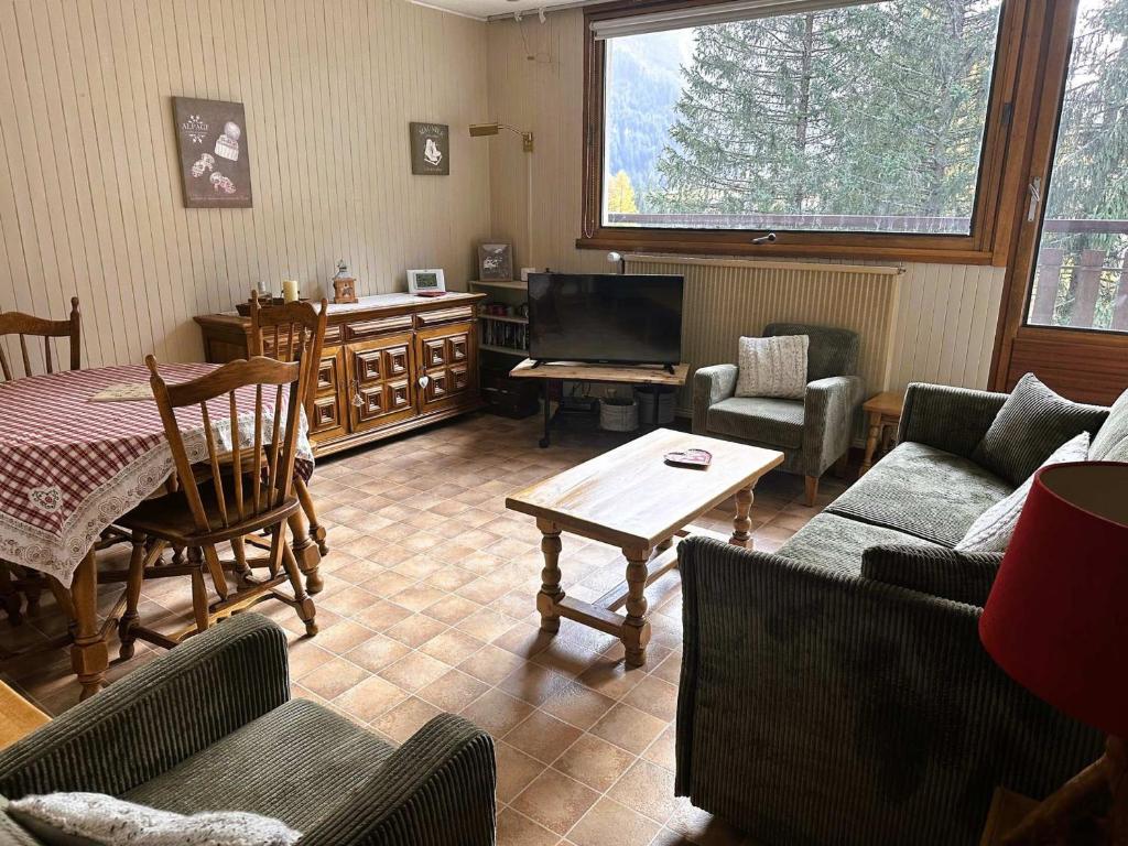 un salon avec un canapé et une table dans l'établissement Spacieux 3 pièces, proche centre, animaux admis - FR-1-464-241, à Pralognan-la-Vanoise