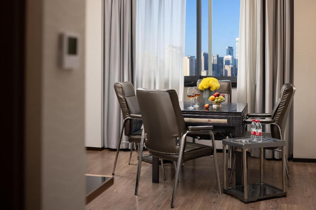 Anya Hotel -Next to Jiefang West Bar Street 2 minutes to the subway station free coffee free laundry free gym, huge windows - Suite De Una Habitación